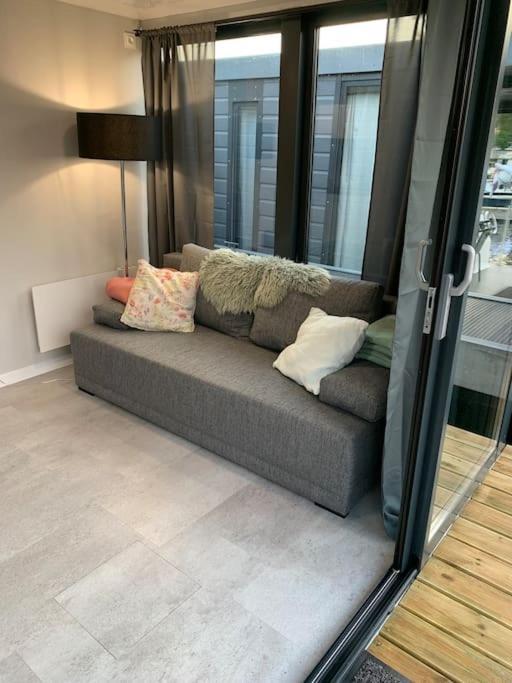 شقة Unique New Houseboat Moored 4 سفارتسلاوْس المظهر الخارجي الصورة