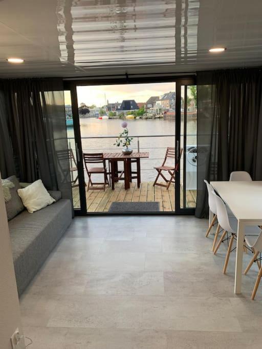 شقة Unique New Houseboat Moored 4 سفارتسلاوْس المظهر الخارجي الصورة
